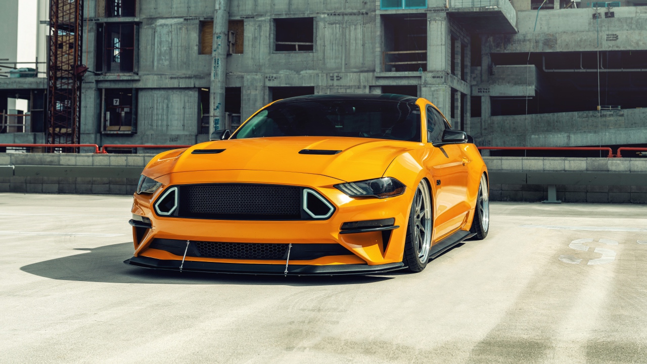 Оранжевый автомобиль  Mustang на стройке 
