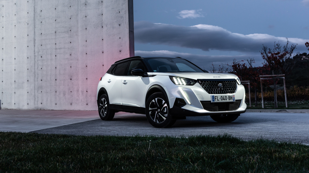 Внедорожник Peugeot 2008 GT Line 2019 года у стены 