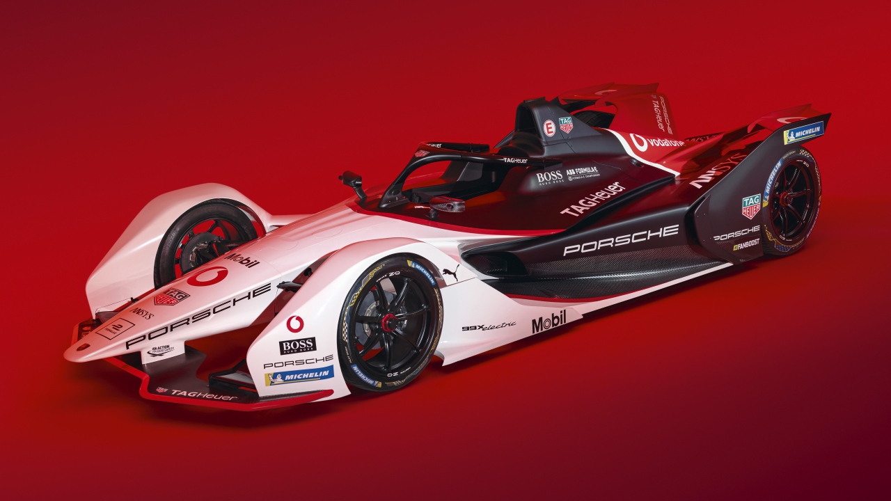 Гоночный автомобиль Porsche 99X Electric 2019 года на красном фоне