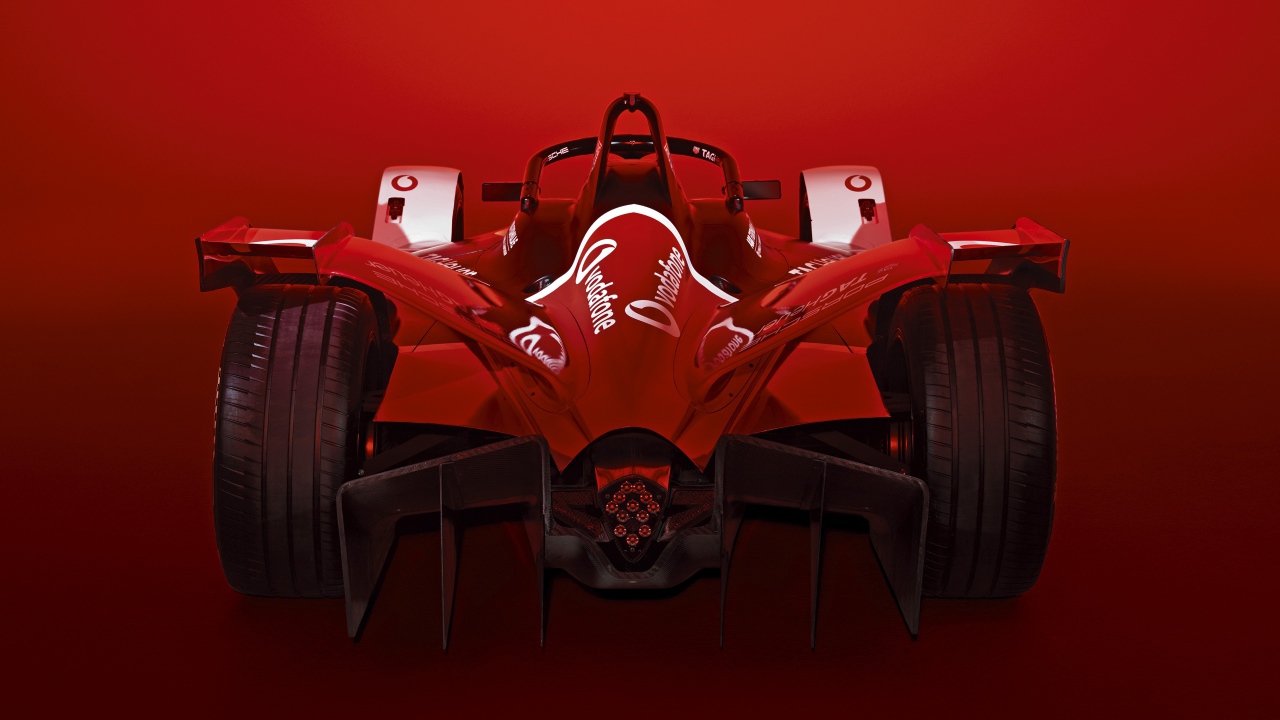 Красный гоночный автомобиль Porsche 99X Electric 2019 года 