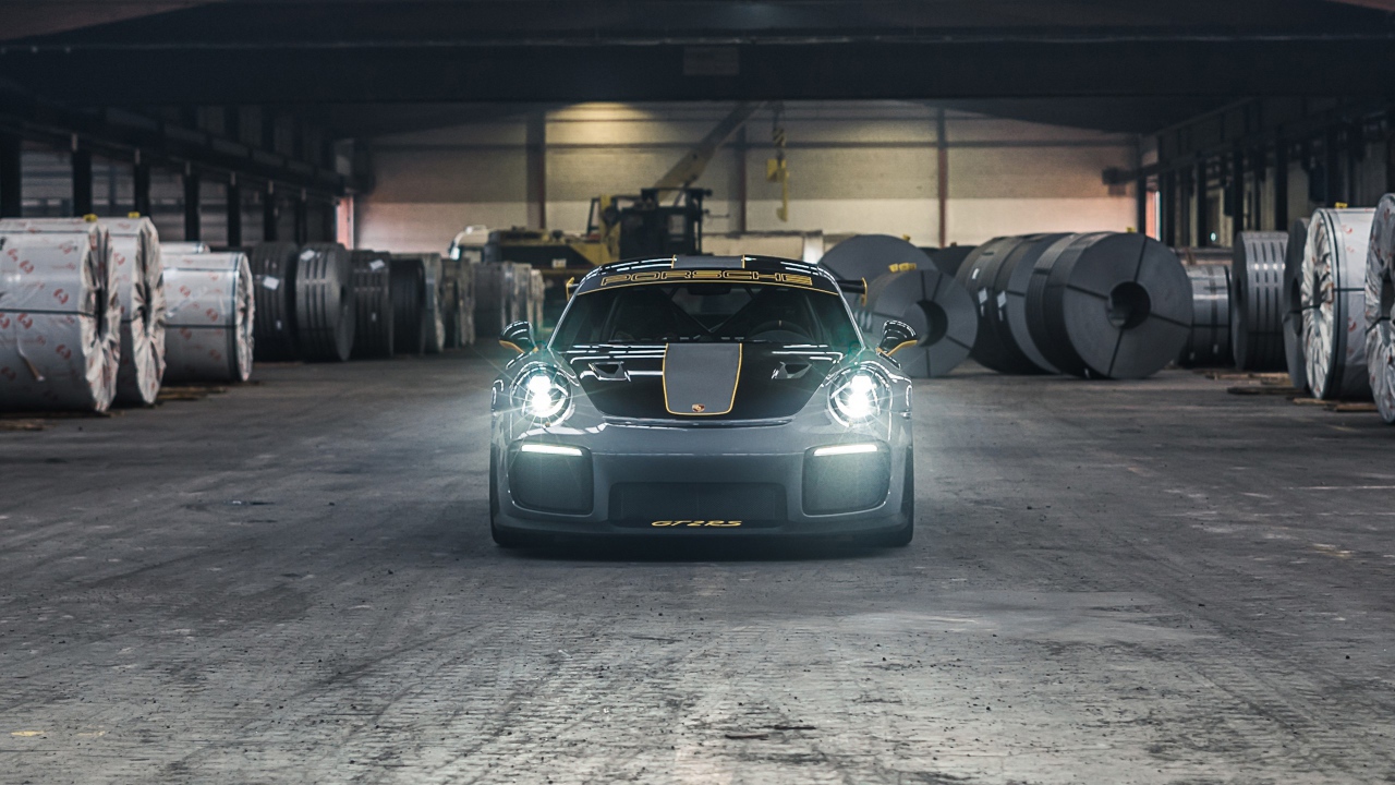 Автомобиль  Porsche 911 GT2 RS 2020 года с включенными фарами