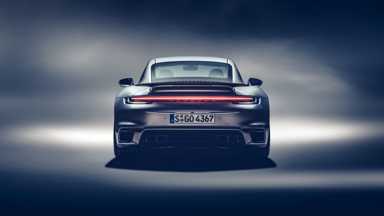 Автомобиль Porsche 911 Turbo S 2020 года вид сзади 