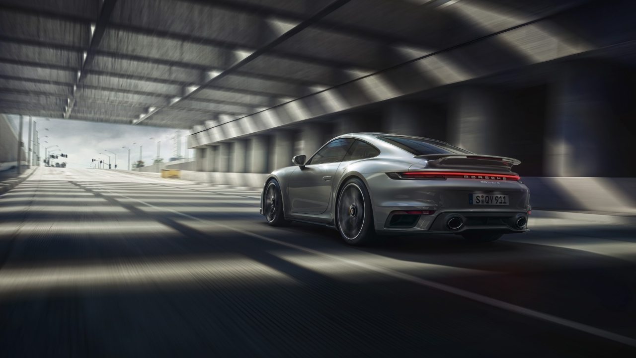 Автомобиль Porsche 911 Turbo S 2020 года в тоннеле