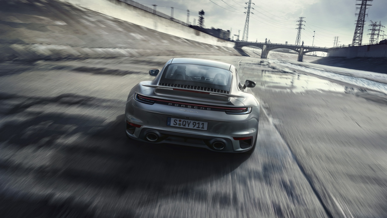 Автомобиль Porsche 911 Turbo S 2020 года на трассе 