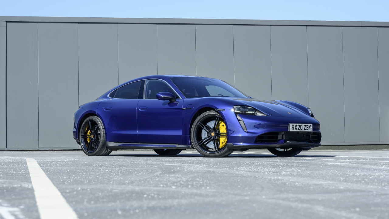 Синий автомобиль Porsche Taycan Turbo 2020 года 