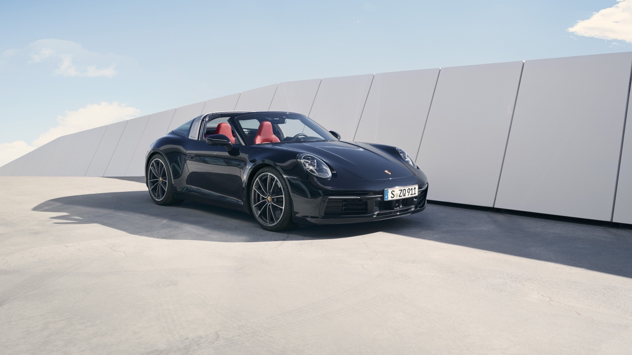 Черный Porsche 911 Targa 4S 2020 года в лучах солнца