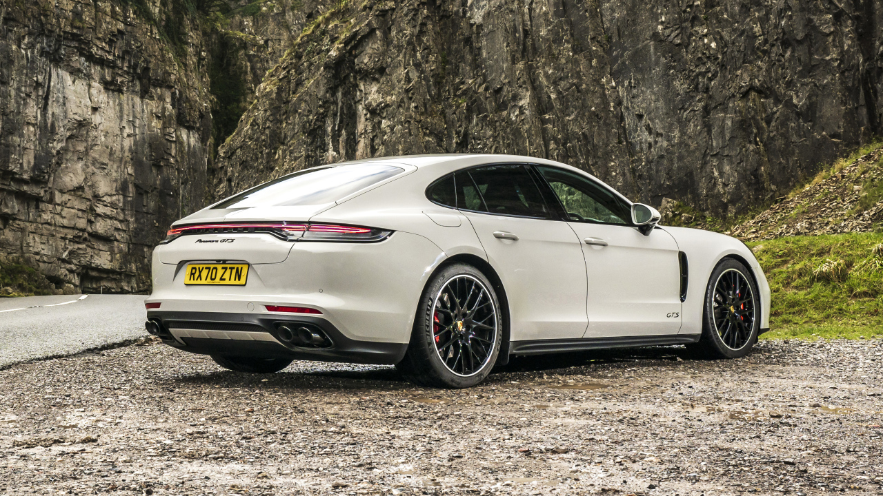 Белый Porsche Panamera GTS 2020 года вид сзади