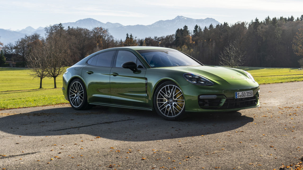 Зеленый автомобиль Porsche Panamera 4S 2021 года