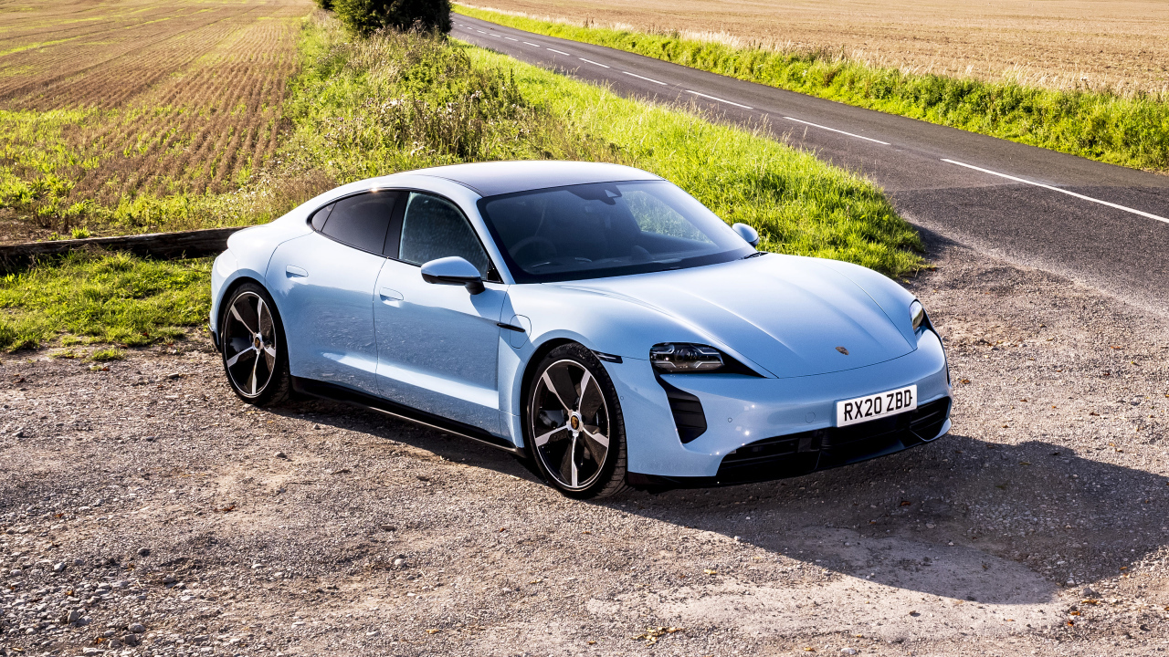 Быстрый автомобиль Porsche Taycan 4S 2021 года на фоне поля