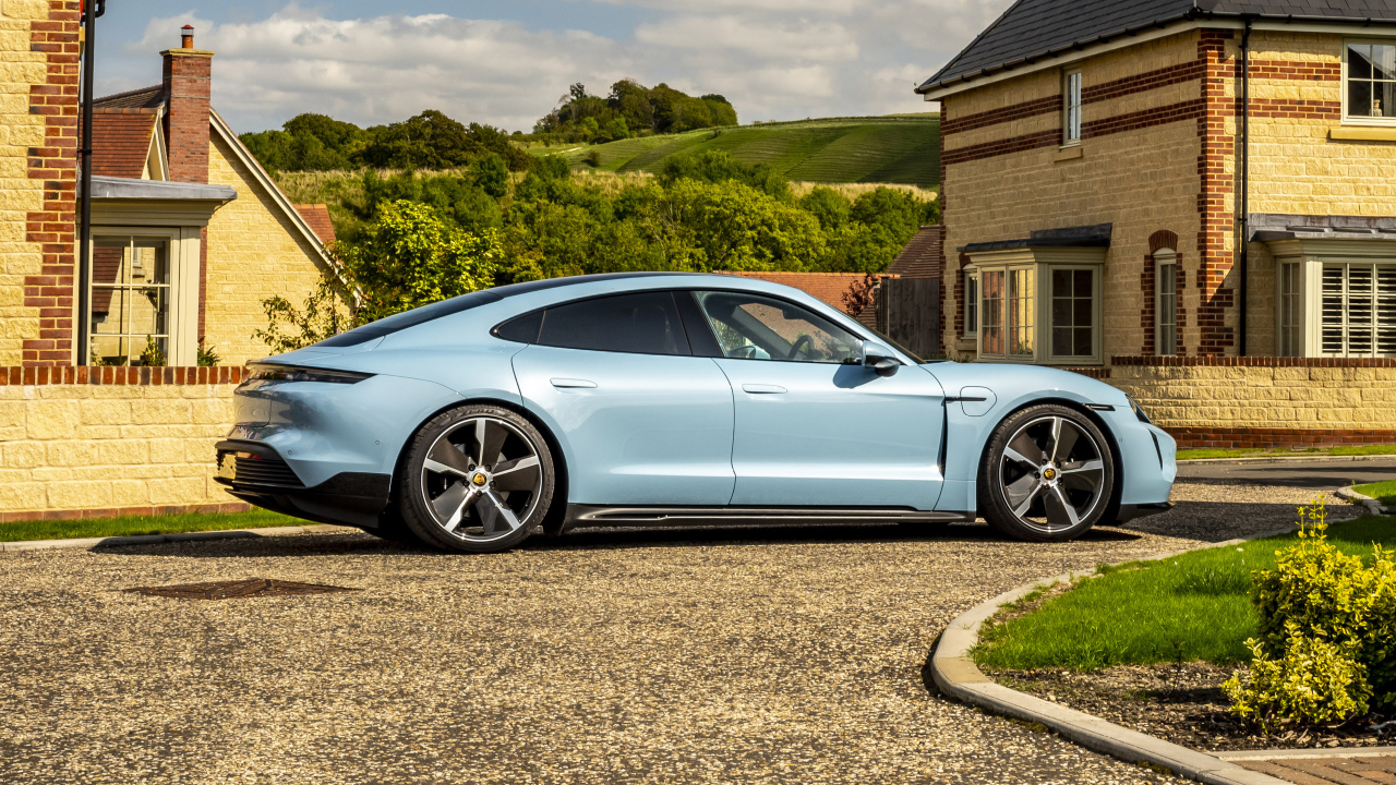 Автомобиль Porsche Taycan 4S 2021  года вид сбоку