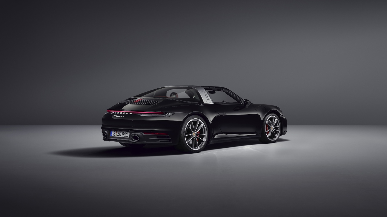 Черный автомобиль Porsche 911 Targa 4S 2020 года вид сзади на сером фоне