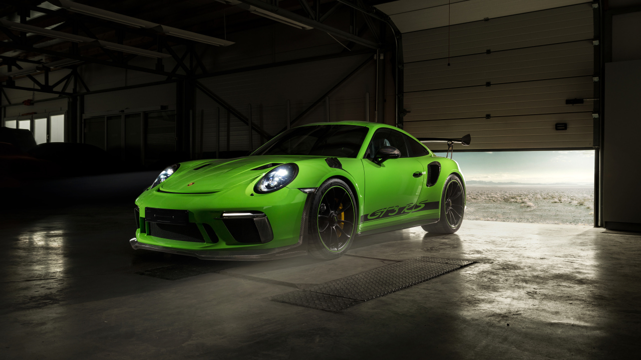 Зеленый автомобиль Porsche GT3 RS в гараже