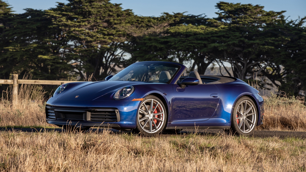 Автомобиль Porsche 911 Carrera S, 2020 года на фоне деревьев 