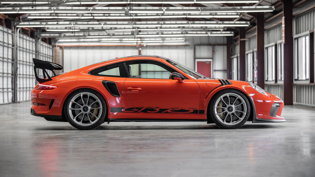 Быстрый автомобиль Porsche 911 GT3 RS вид сбоку 