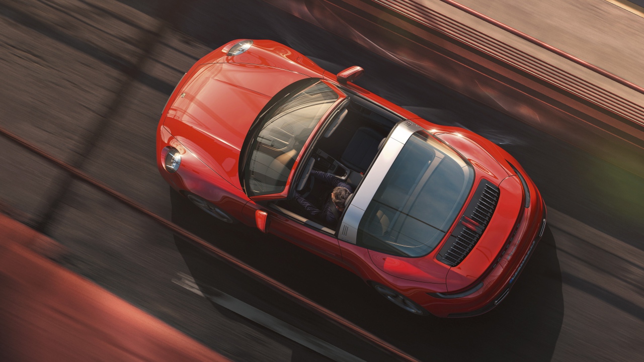 Автомобиль Porsche 911 Targa 4, 2020 года вид сверху