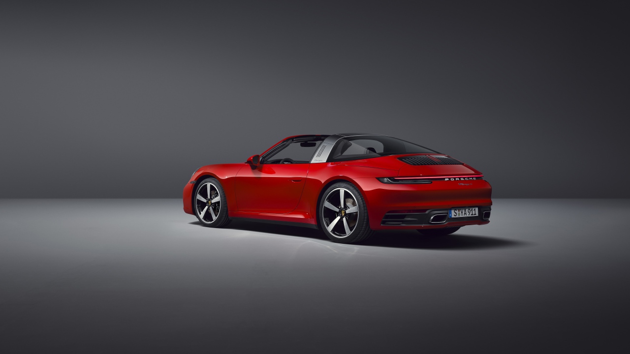 Красный автомобиль Porsche 911 Targa 4, 2020 года на сером фоне вид сзади