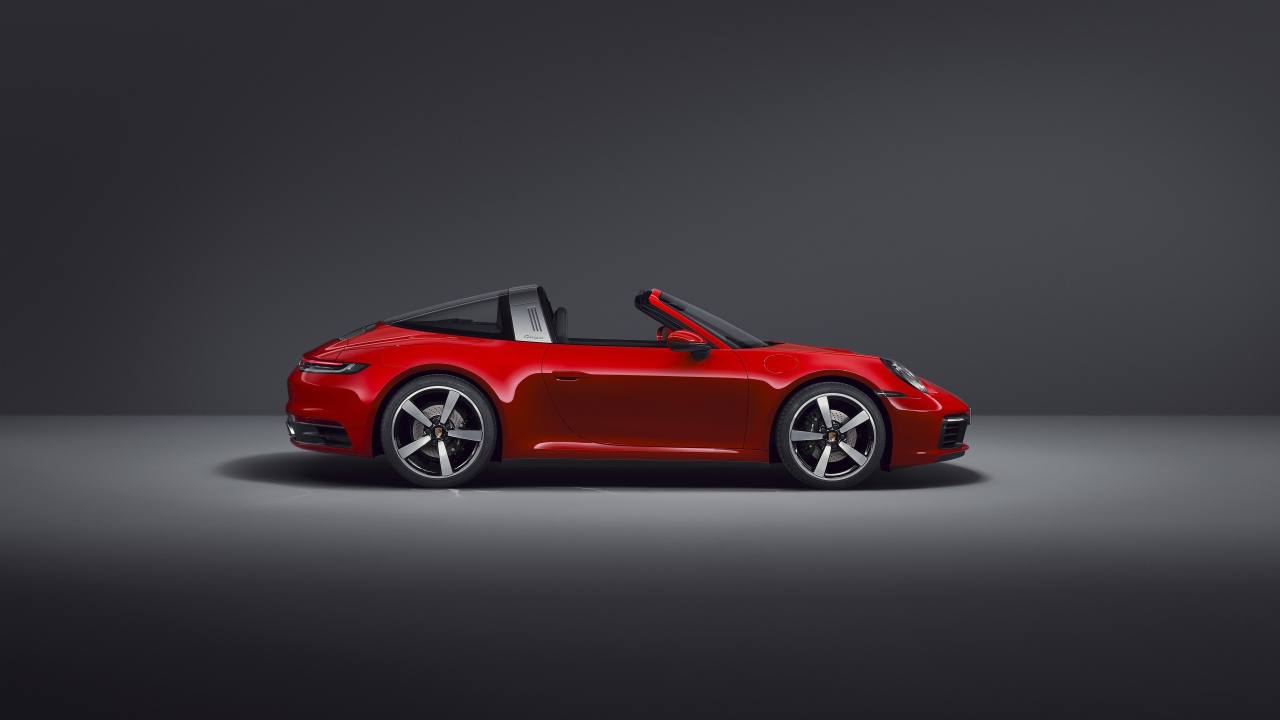 Красный кабриолет Porsche 911 Targa 4 2020 года на сером фоне