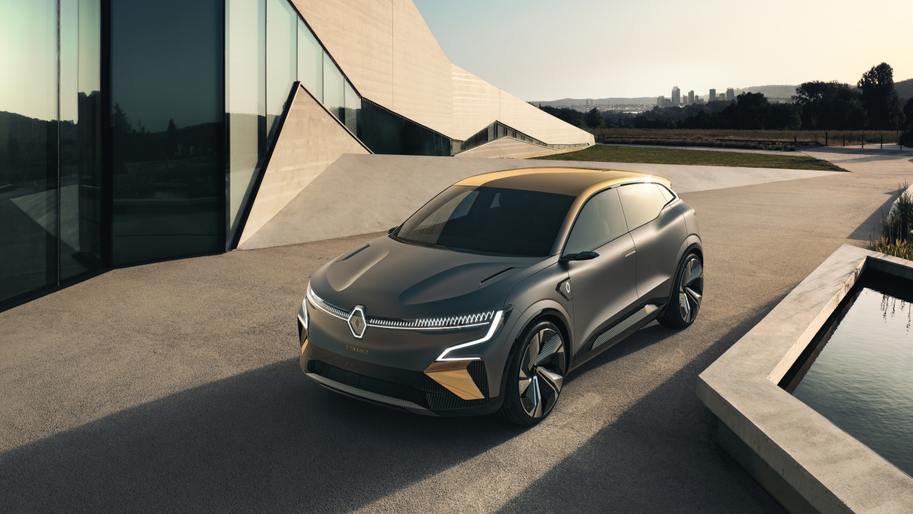 Серебристый автомобиль Renault Mégane EVision 2020 года у здания