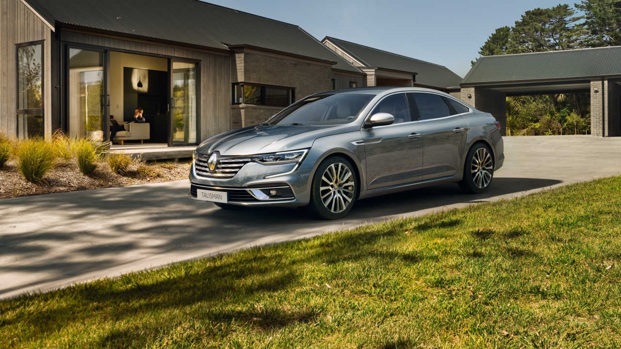 Стильный автомобиль Renault Talisman 2020 года у дома