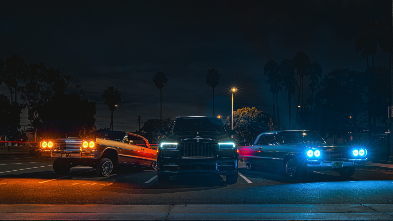 Автомобили Rolls-Royce Cullinan, 2020 года с включенным фарами