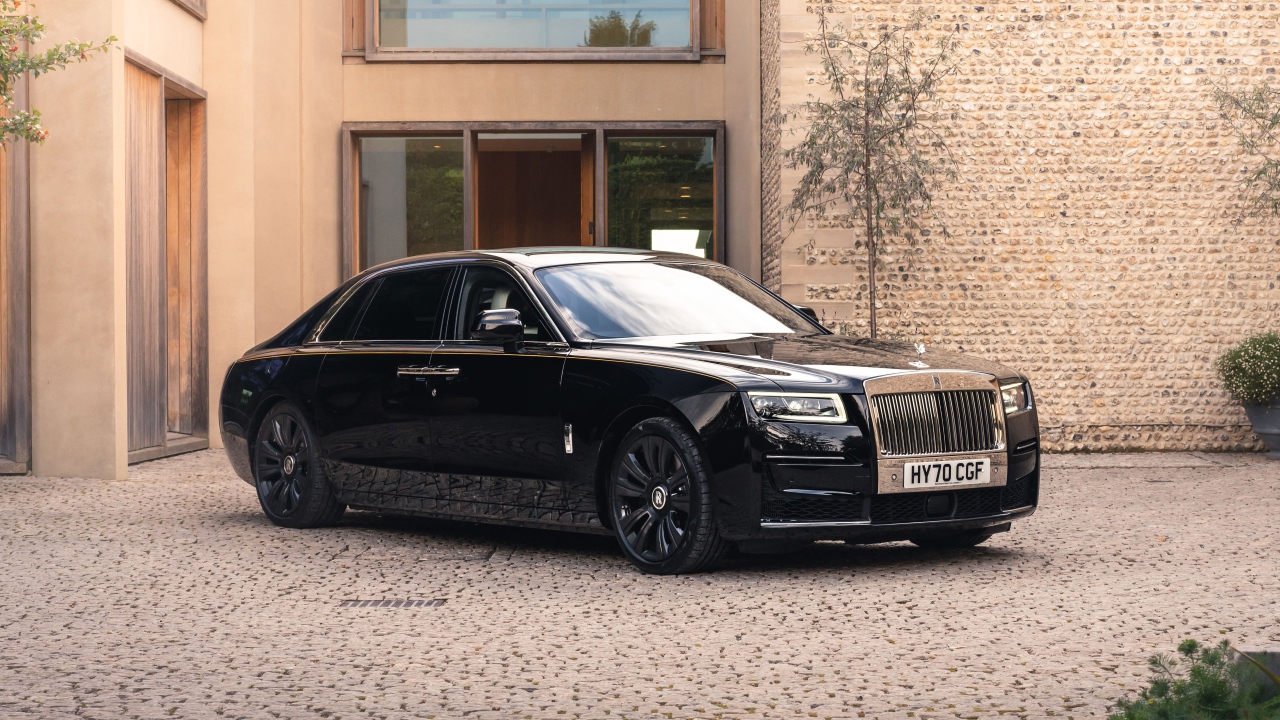 Черный деловой автомобиль Rolls-Royce Ghost EWB 2020 года у дома 