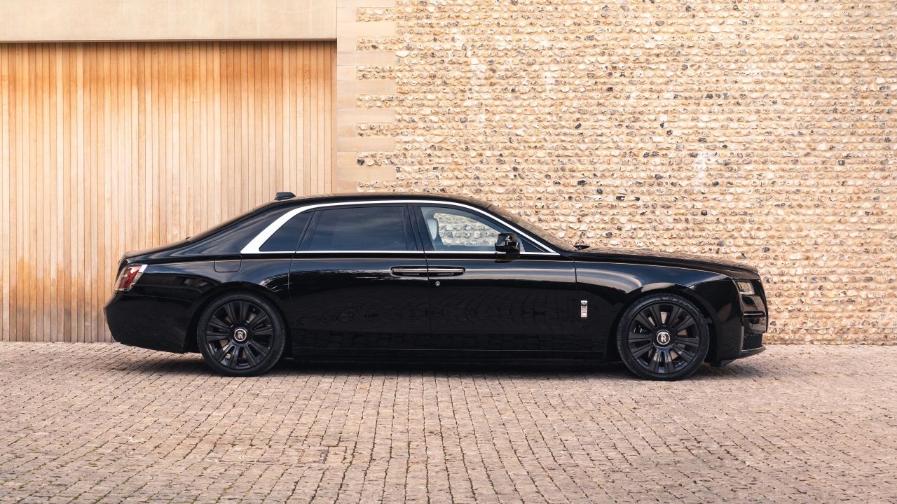 Черный автомобиль Rolls-Royce Ghost EWB 2020 года у стены