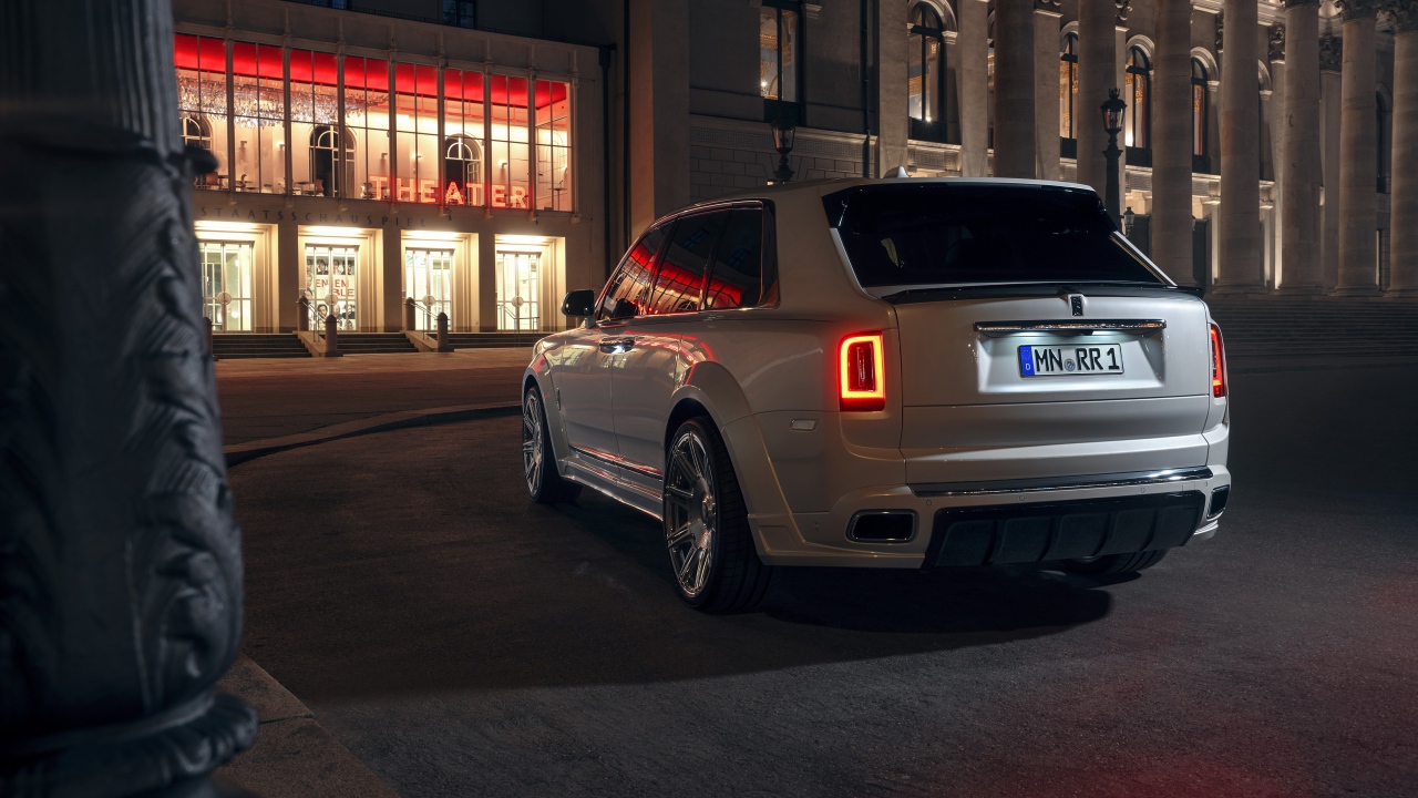 Белый внедорожник  Rolls-Royce Cullinan 2020 года вид сзади