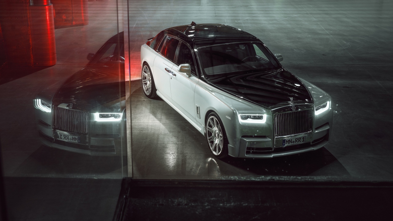 Серебристый автомобиль Rolls-Royce Phantom 2019 года