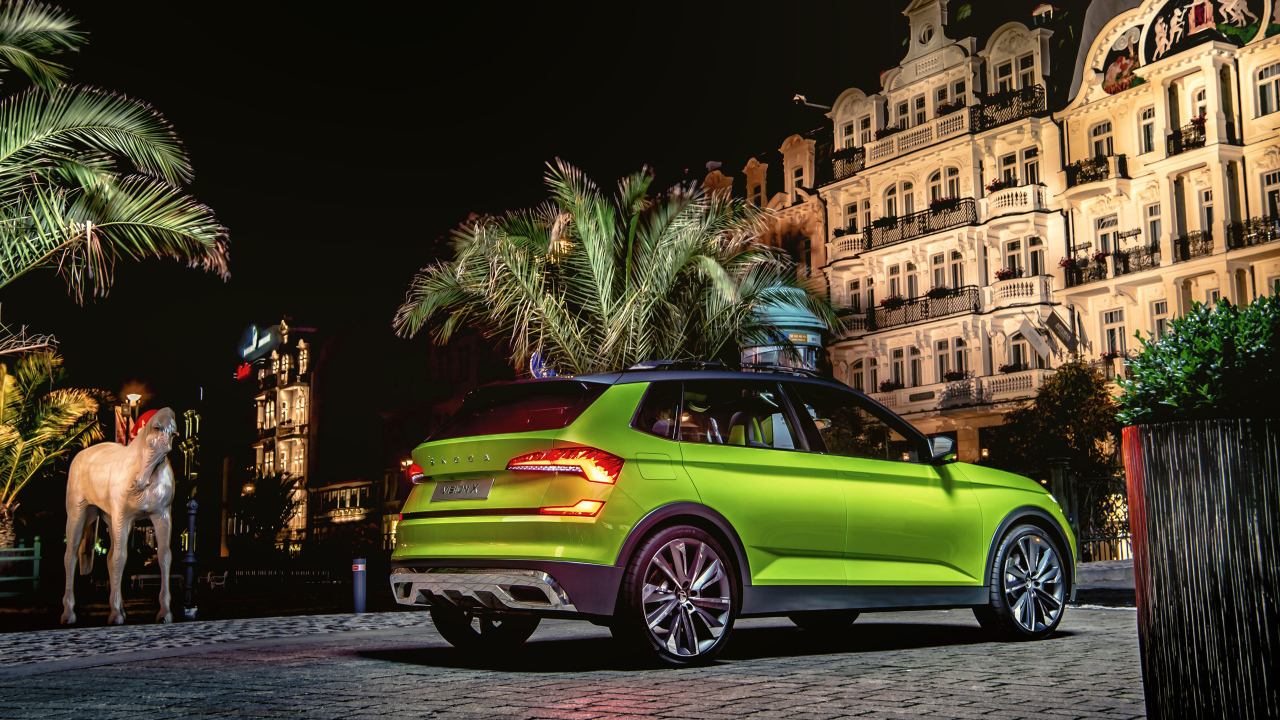 Внедорожник Skoda Vision X 2019 года у здания