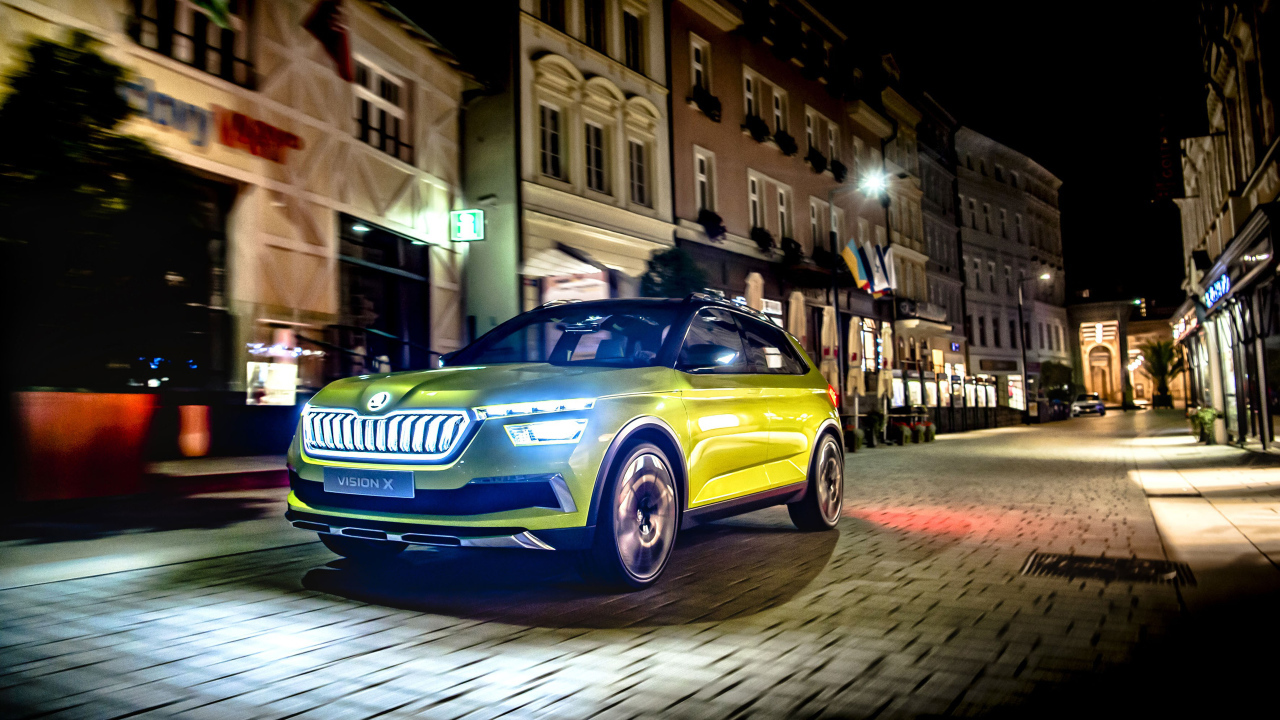 Внедорожник Skoda Vision X 2019 года на улице города