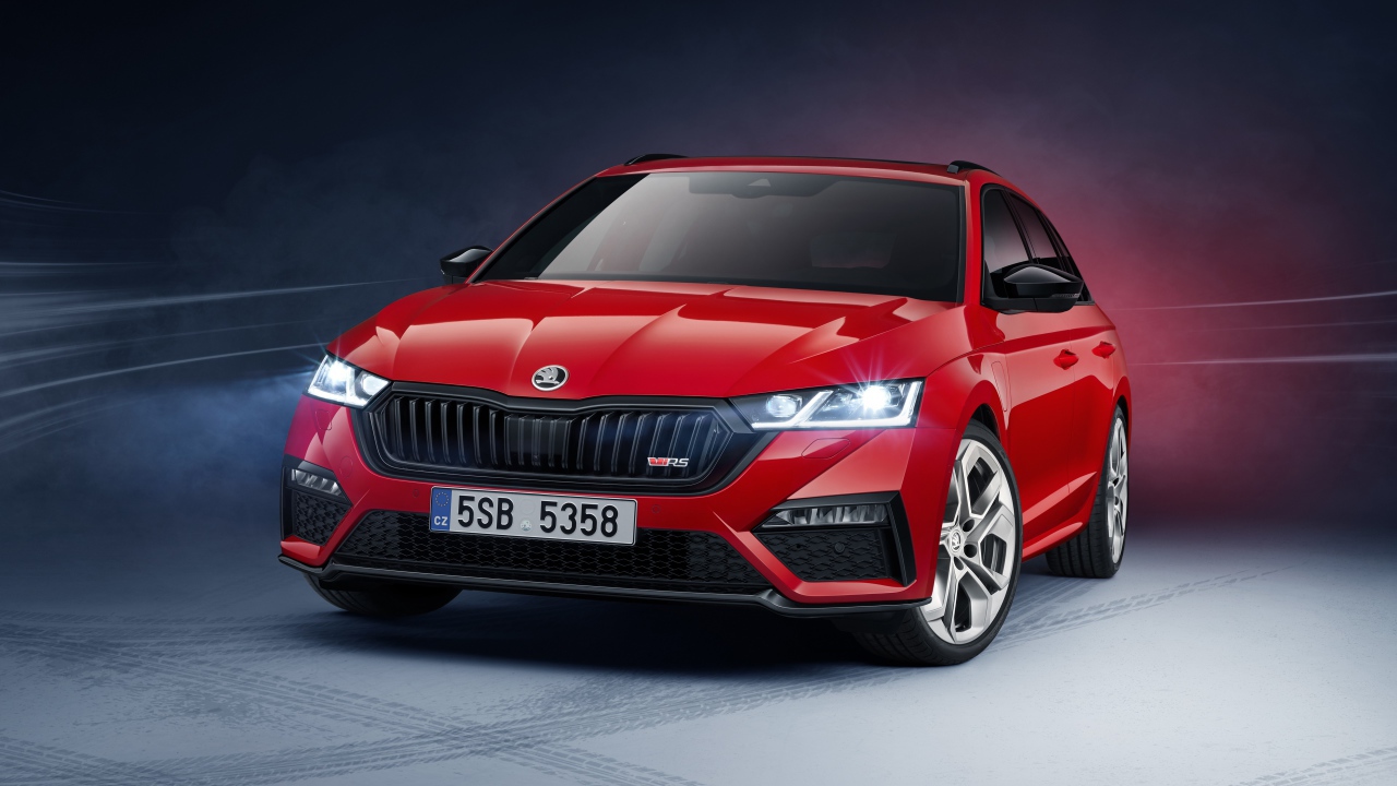 Красный автомобиль Skoda Octavia RS IV Combi 2020 года 