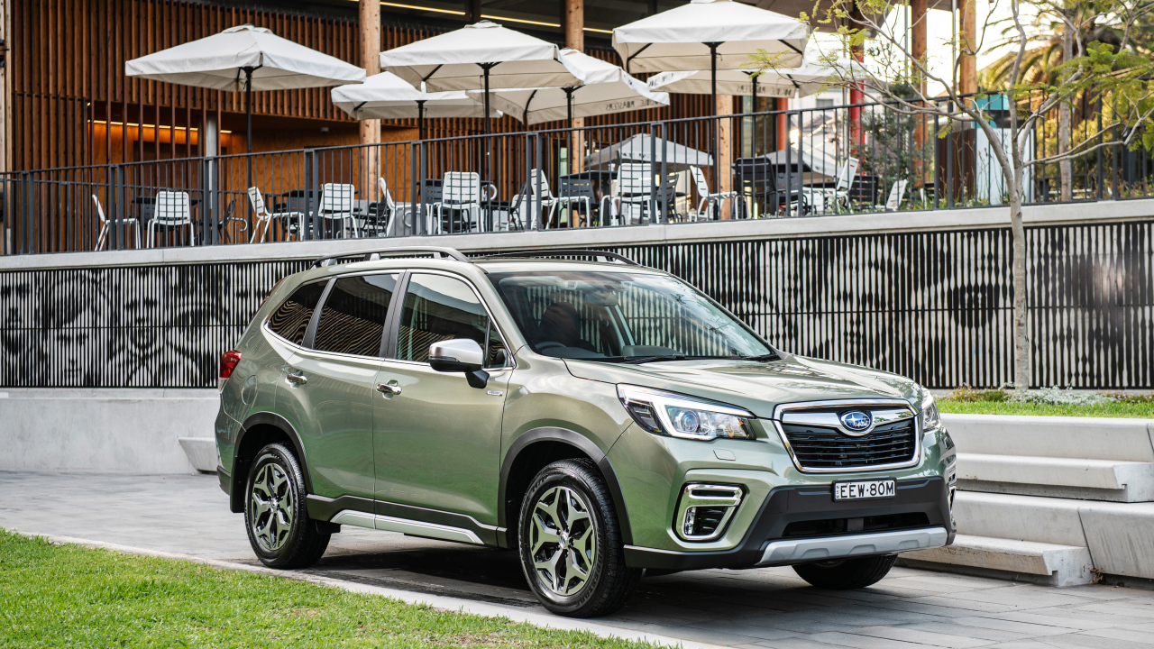 Кроссовер Subaru Forester, 2020 года стоит у кафе