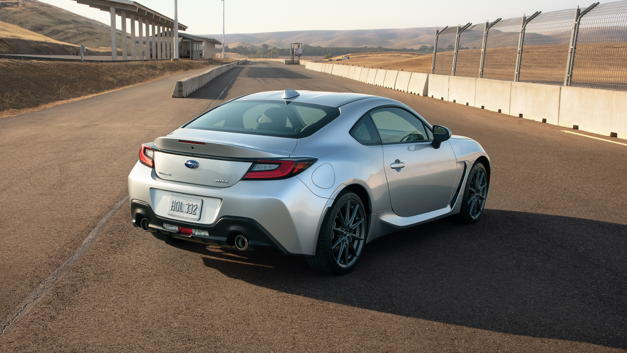 Серебристый автомобиль Subaru BRZ, 2022 года вид сзади