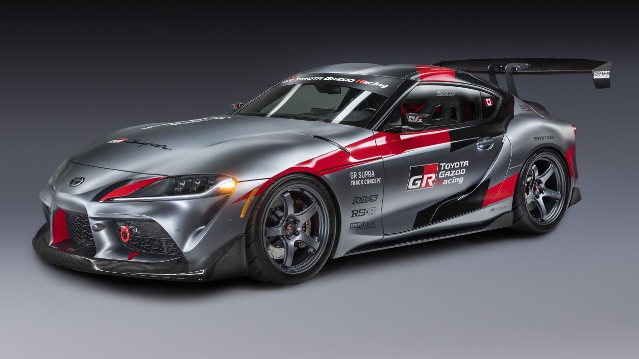 Автомобиль Toyota GR Supra,  2020 года на сером фоне 