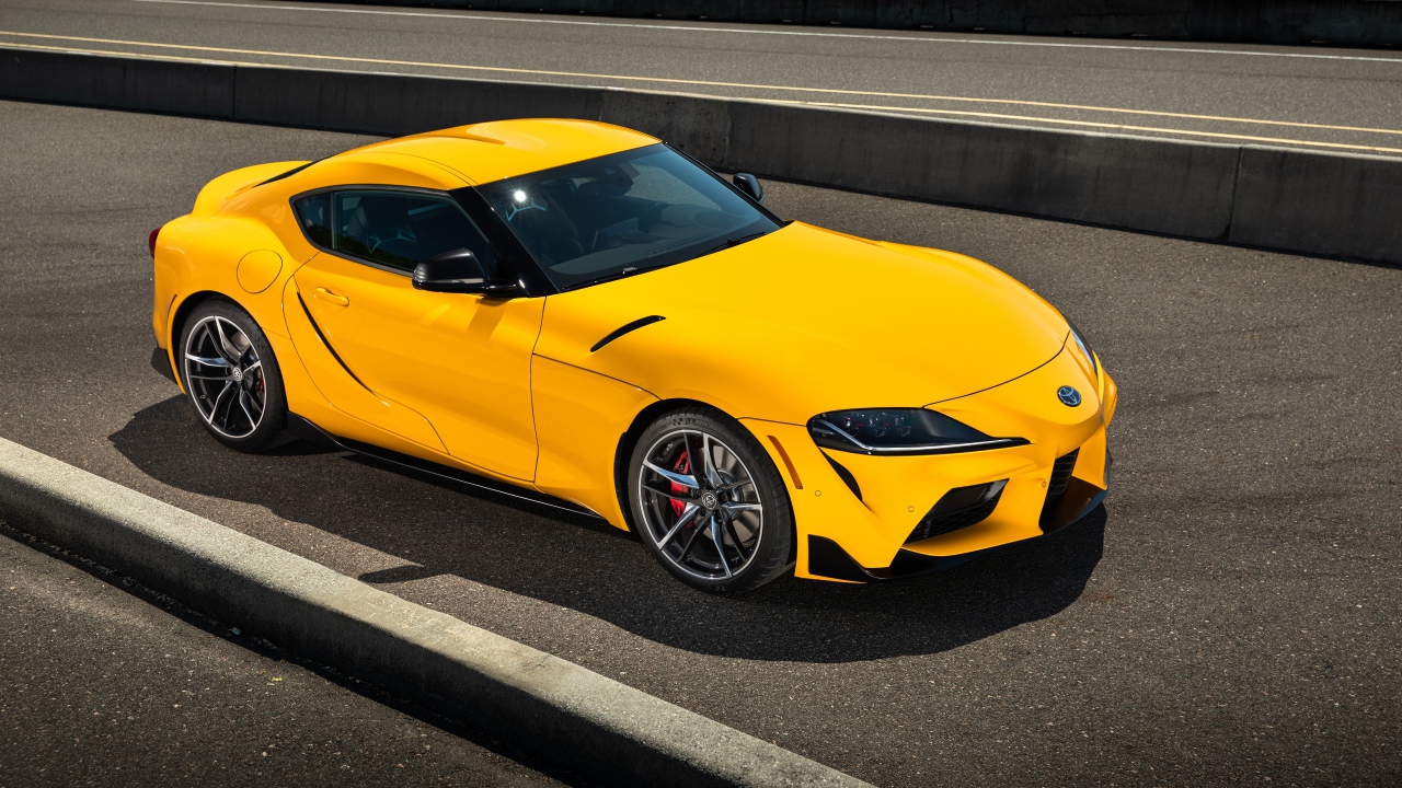 Желтый автомобиль  Toyota GR Supra, 2021 года 
