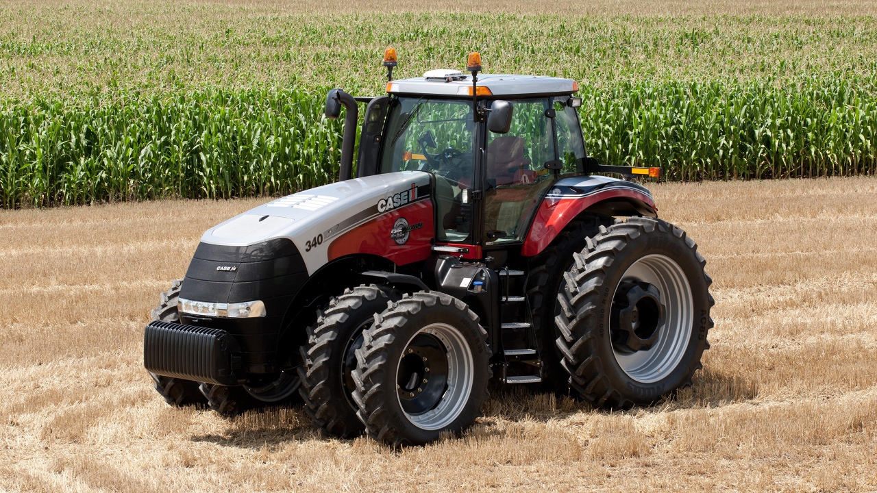 Трактор Case на кукурузном поле 