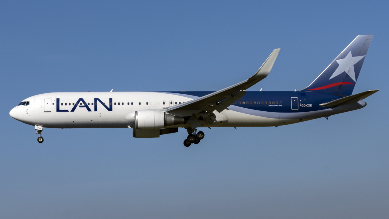 Пассажирский Boeing 767-300W авиакомпании  LATAM в небе