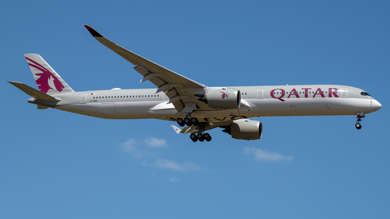 Пассажирский аэробус  A350-1000 авиакомпании Qatar в голубом небе 
