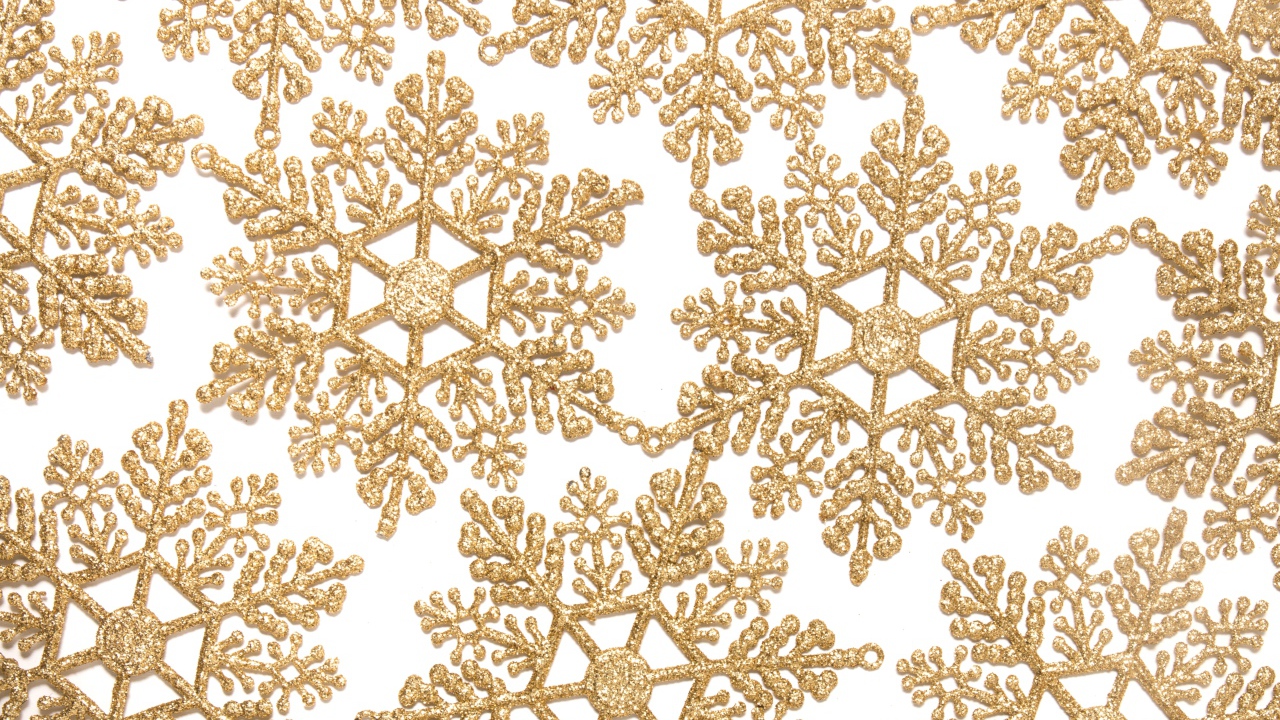 Золотистые снежинки на бежевом фоне 