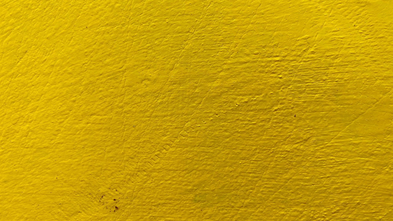 Стена окрашена в желтый цвет, фон 