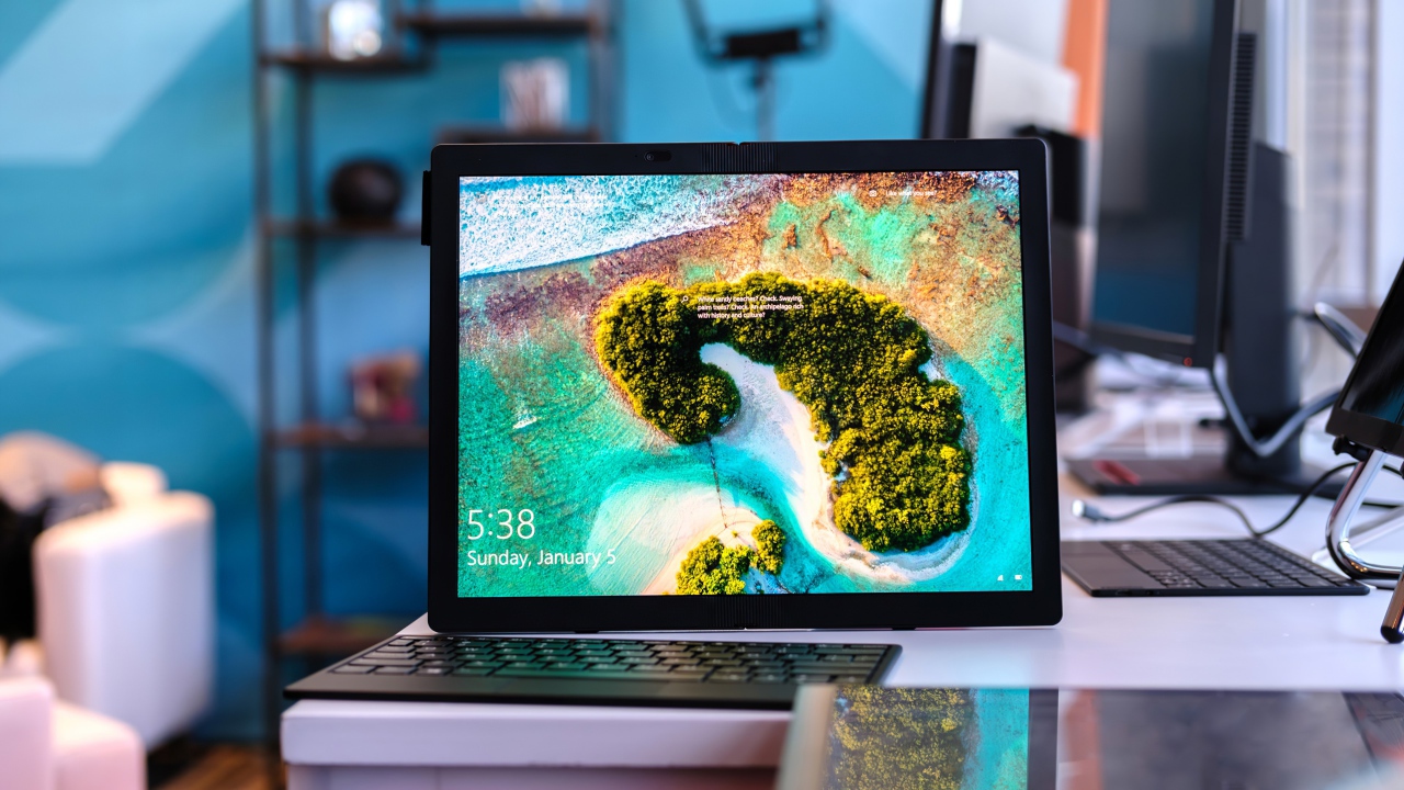 Стильный гибкий ноутбук Lenovo ThinkPad X1 Fold, 2020 года на столе