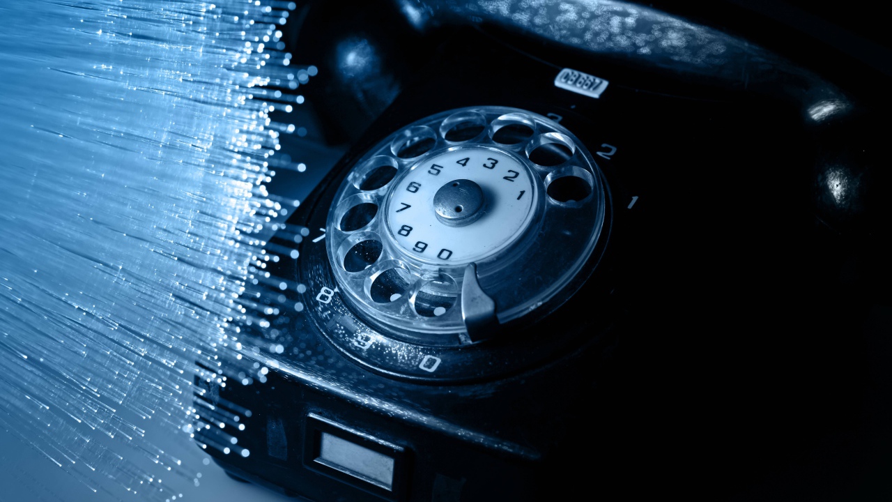 Черный ретро телефон на столе 