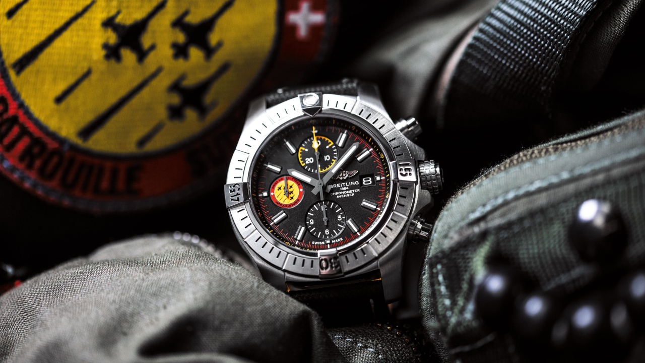 Наручные Breitling лежат на вещах 