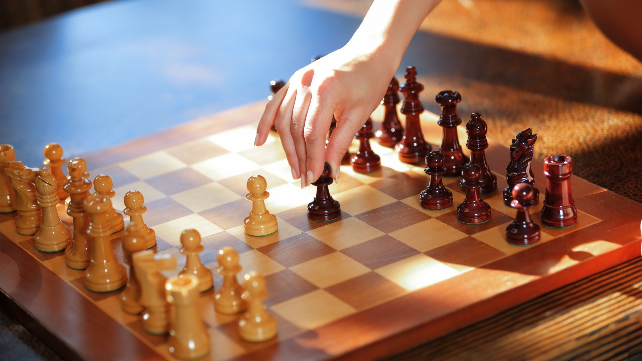 Шахматная доска с деревянными шахматами 