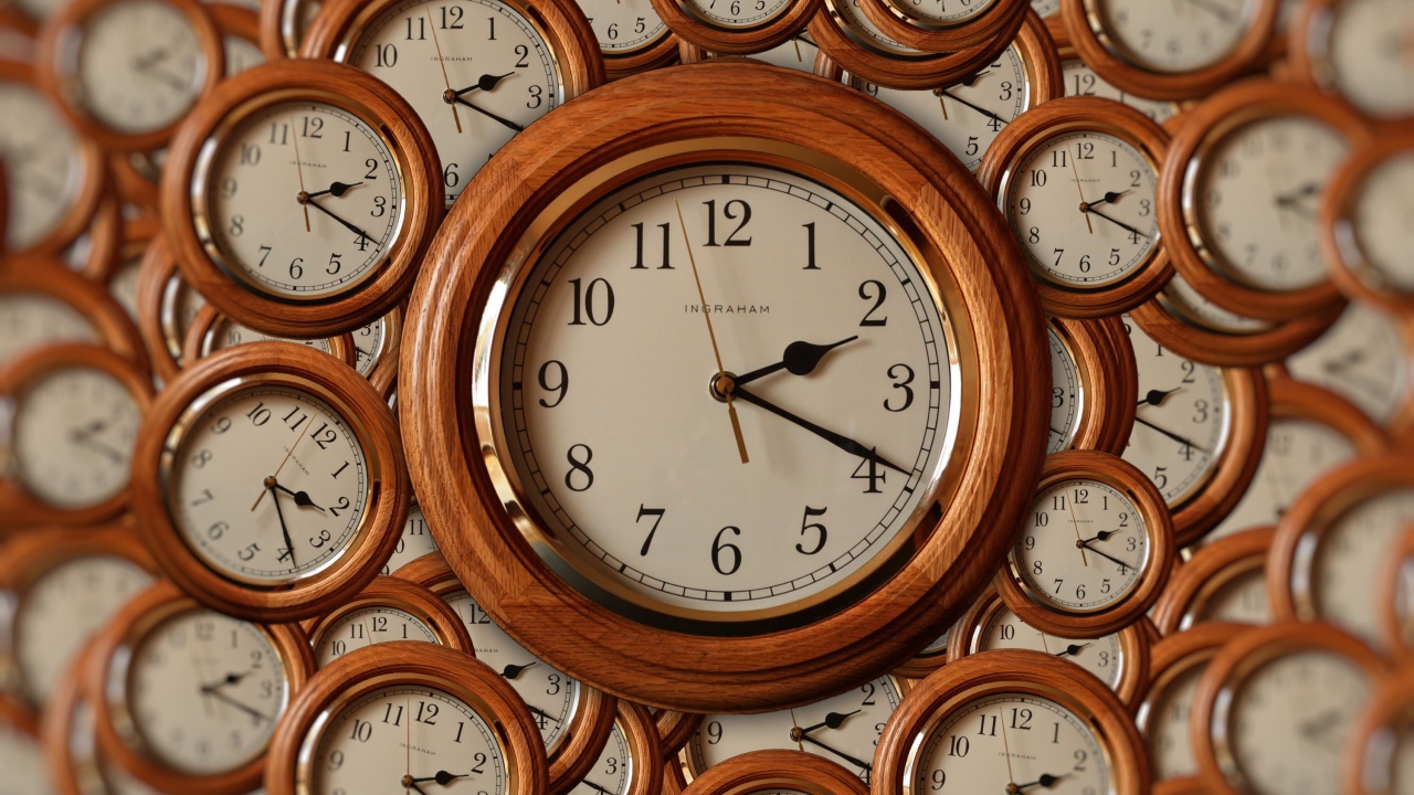 Часы на стене в деревянном корпусе 