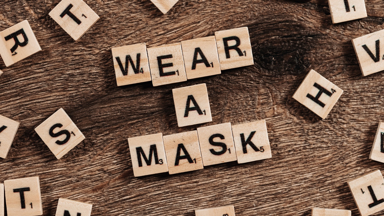 Кубики с буквами на английском языке на деревянном столе 