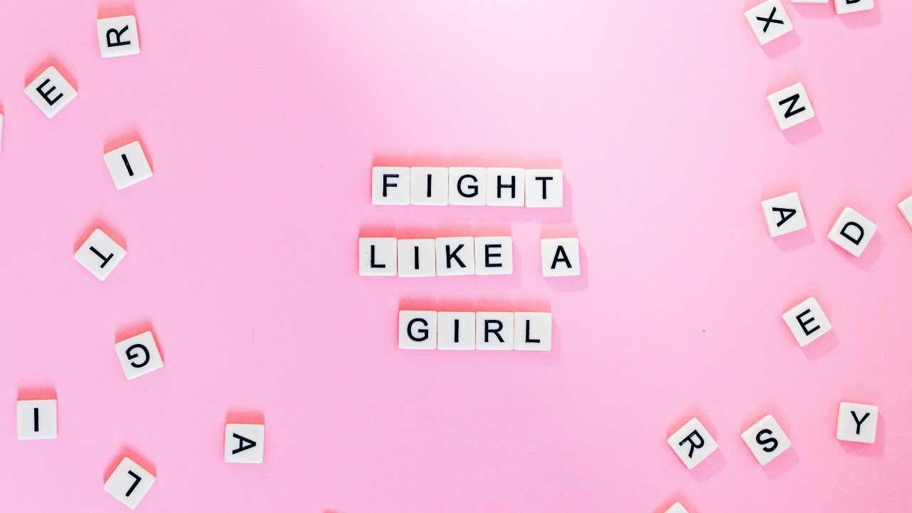 Кубики с надписью Fight like a Girl на розовом фоне