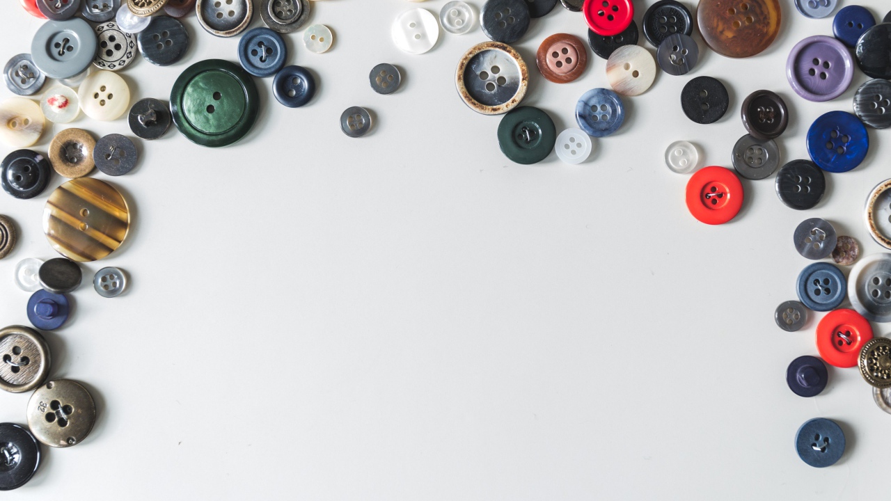 Разные пуговицы на сером фоне