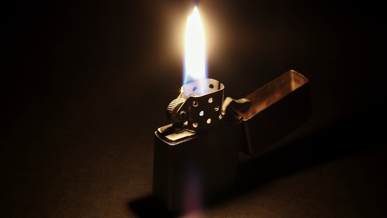 Огонь на зажженной зажигалке Zippo