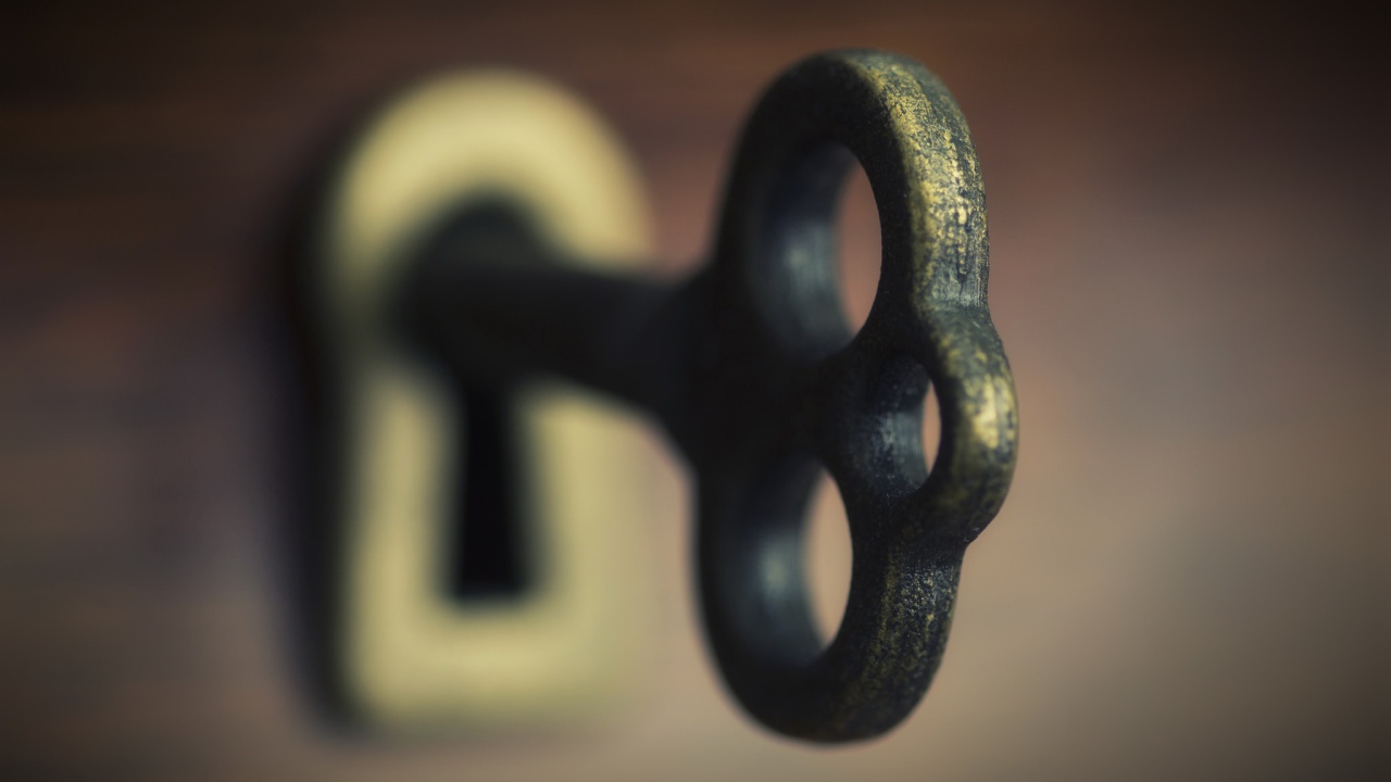 Большой железный ключ в замочной скважине 